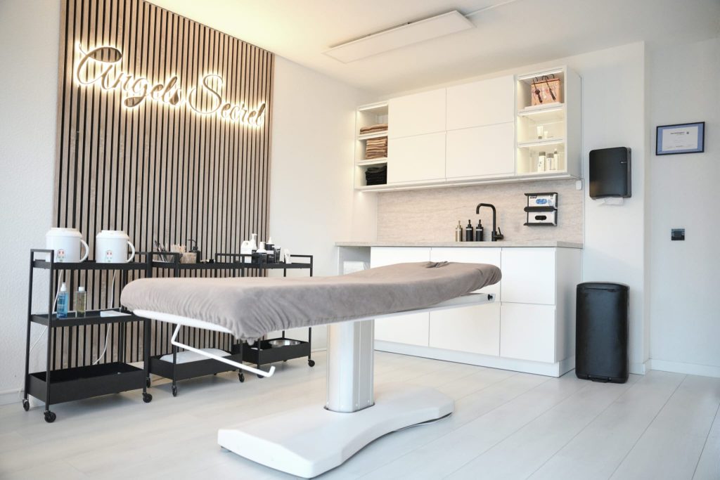 Moderne schoonheidssalon met behandelbed en producten